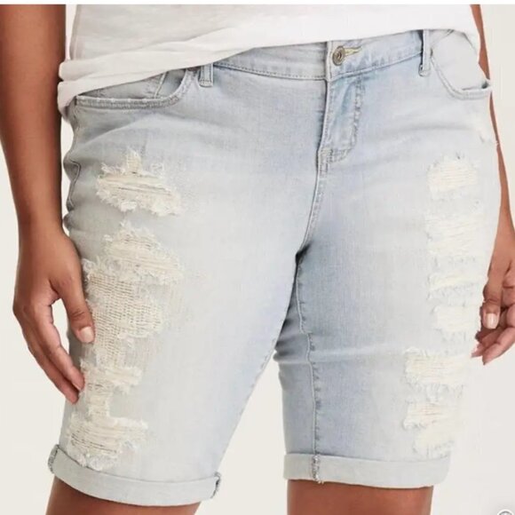 Torrid NWT Boyfriend Bermuda Denim Shorts Light Wash with Destruction Plus Sz 22 - Picture 2 of 16